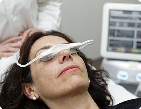 patient receiving lipiflow dry eye treatment at Washington Eye Doctors